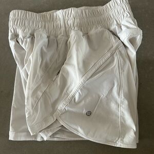 Lululemon women’s shorts w liner size 4